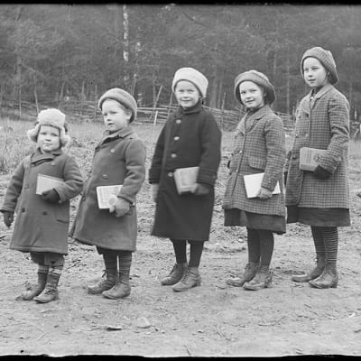 Kuvaajan lapset lähdössä kouluun Ruoveden kirkonkylällä vuonna 1913. 