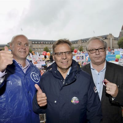 Palkansaajajärjestöjen puheenjohtajat SAK:n Lauri Lyly (kesk.), Akavan Sture Fjäder (vas.) ja STTK:n Antti Palola (oik.) STOP - Palkansaajien mielenilmauksssa Helsingin rautatientorilla 18. syyskuuta 2015.