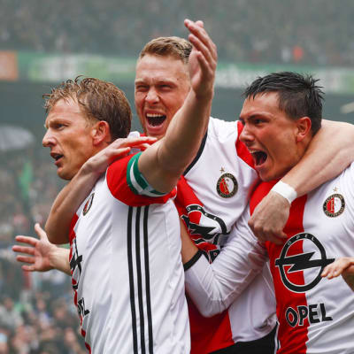 Dirk Kuyt ja Feyenoordin pelaajat juhlivat.