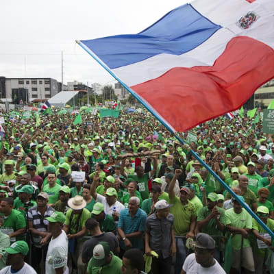 Tuhansia ihmisiä osallistui mielenilmaukseen Dominikaanisessa tasavallassa, 16. heinäkuuta 2017. Santo Domingossa marssijat vaativat korruption lopettamista ja rangaistuksia lahjontaskandaalin jälkeen. 