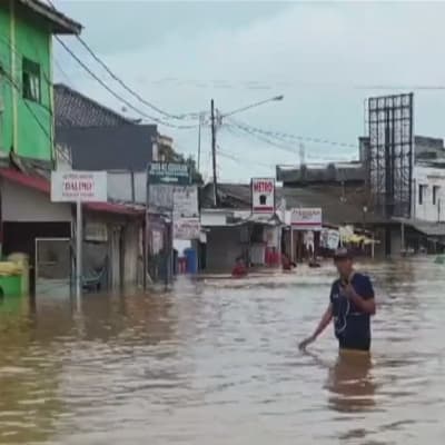 Översvämmad gata i Indonesien efter vulkanen Anak Krakataus utbrott och efterföljande tsunami,