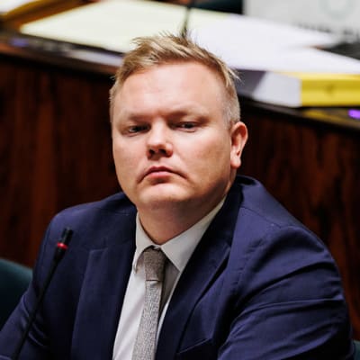 Finansminister Riikka Purra (Sannf) och Centerns gruppordförande Antti Kurvinen. Bildmontage.