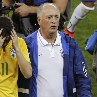 Brasilian Oscar päävalmentaja Luis Felipe Scolarin kainalossa.