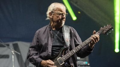Martin Barre soittaa kitaraa.
