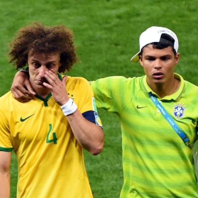 Brasilian David Luiz ja Thiago Silva pettyneissä tunnelmissa.