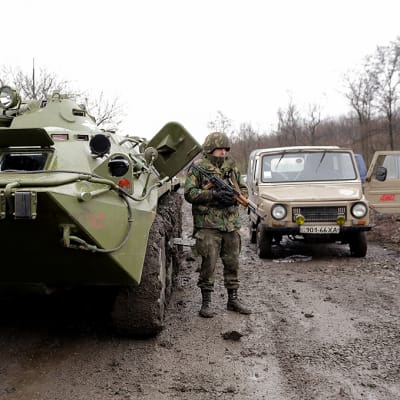 Ukrainalainen sotilas ja panssaroitu miehistönkuljetusajoneuvo partioimassa Luganskin ja Slovjanskin välisellä maantiellä lähellä Slovjanskia.