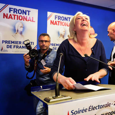 Marine Le Pen puhujankorokkeella.