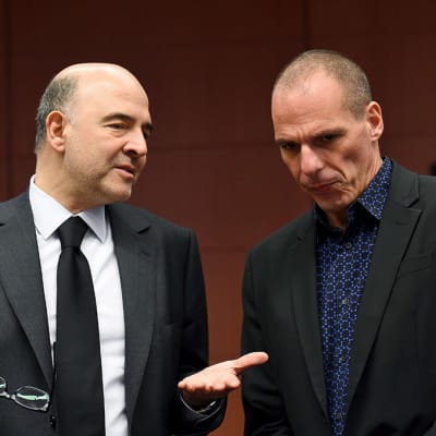 Kreikan valtiovarainministeri Yanis Varoufakis (oik.) kuvattuna EU:n talouskomissaari Pierre Moscovicin kanssa euroryhmän kokouksessa Brysselissä 9. maaliskuuta 2015. 