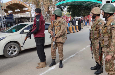 Militär och polis står på en gata i Pakistan.