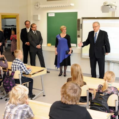 Presidentti Martti Ahtisaari keskustelee oppilaitten kanssa Kuopion Saaristokaupungissa sijaitsevan Martti Ahtisaaren koulun vihkiäisissä. 