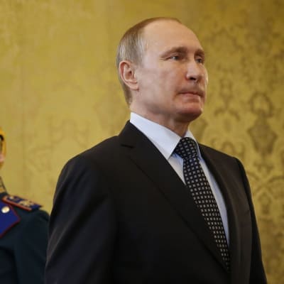 Tiukkailmeinen Putin kävelee kunniaa tekevän juhlaunivormuisen sotilaan ohi