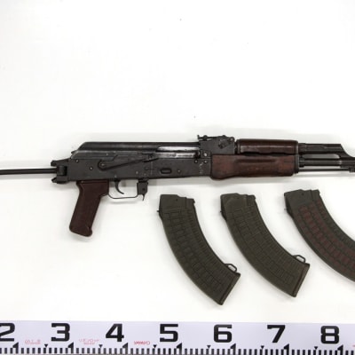 Poliisin rikostutkinnan yhteydessä löytämä DDR -valmisteinen MPiK eli Maschine Pistole Kalasnikov. Ase tuli Suomeen deaktivoituna ja reaktiovoitiin eli saatettiin ampumakuntoon. 
