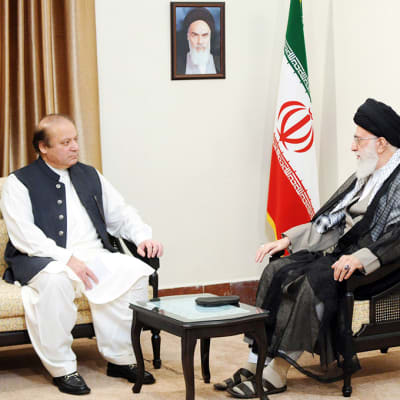 Pakistanin pääministeri Nawaz Sharif (vas.) tapaamassa Iranin Ayatollah Ali Khameneita 12. toukokuuta Tehranissa.