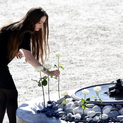 Muistojuhlassa Nizzassa laskettiin valkoinen ruusu jokaisen iskussa surmansa saaneen muistolle