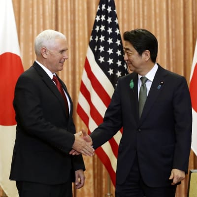Yhdysvaltain varapresidentti Mike Pence ja Japanin pääministeri Shinzo Abe