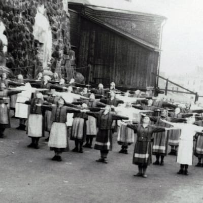 Naisvangit voimistelevat vuonna 1926