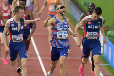 Narve Gilje Nordås, Josh Kerr och Jakob Ingebrigtsen löper över mållinjen på herrarnas 1500 meter under VM i Budapest 2023. 