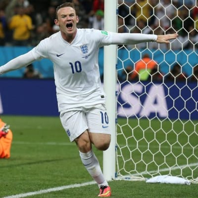 Englannin Wayne Rooney tuulettaa.