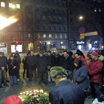Ihmisiä kokoontui Olof Palmen murhapaikalle helmikuun 28. päivä vuonna 2011. Palmen murhan vuosipäivä. 