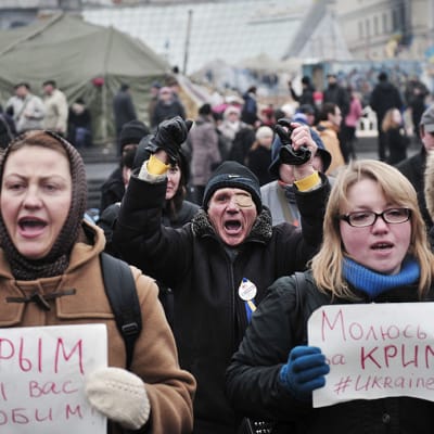 Ukrainan nykyhallintoa puolustavia mielenosoittajia Kiovan Itsenäisyyden aukiolla.
