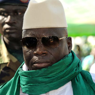 Yahya Jammeh tapaamassa kannattajiaan Gambiassa marraskuussa 2011.