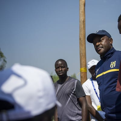 Pierre Nkurunziza esiintyi äänestyspäivänä kuin kansanmiehenä sinisessä jalkapallotakissaan. 