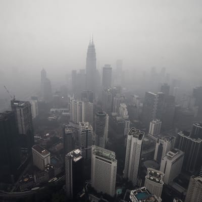 Petronas Twin Towers -pilvenpiirtäjät savusumun peitossa Kuala Lumpurissa Malesiassa 13. syyskuuta 2015.