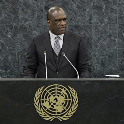 YK:n yleiskokouksen entinen puheenjohtaja sekä Antigua ja Barbudan entinen YK-lähettiläs John Ashe järjestön yleiskokouksessa.