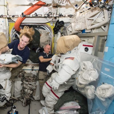 Astronautit Jeff Williams ja Kate Rubins valmistautumassa kansainvälisellä avaruusasemalla avaruuskävelyyn. 