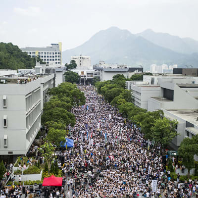 Opiskelijat kokoontuivat osoittamaan mieltään demokratian puolesta Hongkongin kiinalaiselle yliopistolle 22. syyskuuta 2014.