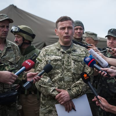 Puolustusministeri Valeri Heleteypuhui lehdistölle Izjumin lähistöllä Ukrainassa 6. heinäkuuta 2014. Ukrainan hallitus on viime päivinä vallannut nopeasti alueita Itä-Ukrainassa.