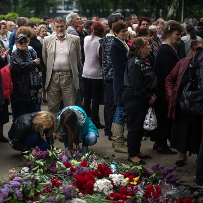 Odessalaiset toivat kukkia tulipalossa kuolleiden muistolle 4. toukokuuta.