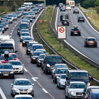 Ruuhkautuneita autoja moottoritiellä Etelä-Saksassa