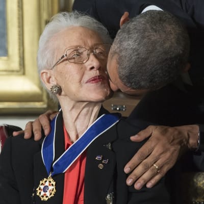 Yhdysvaltain presidentti Barack Obama myönsi Katherine Johnsonille mitalin kiitokseksi hänen urastaan. 