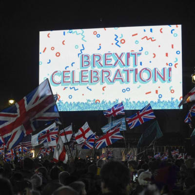 Kuvassa kyltti, jossa lukee "Brexit Celebration". Sen edessä on Britannian lippuja. 