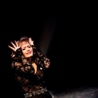 Alina Torbunova fotad i ett dansnummer iförd en mörk dräkt