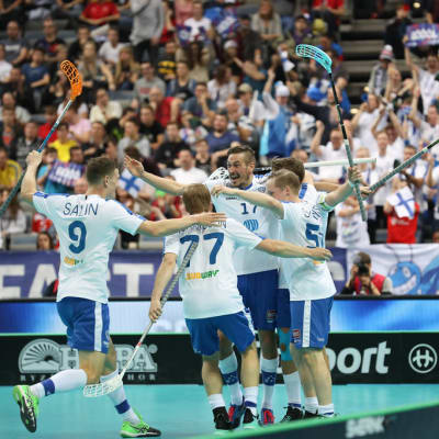 Salibandymaajoukkueen pelaajat tuulettavat maalia MM-finaalissa Prahassa 2018.