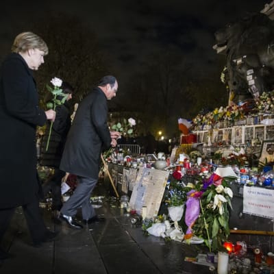Angela Merkel ja François Hollande laskevat ruusut Pariisin terrori-iskun uhrien muistopaikalle.