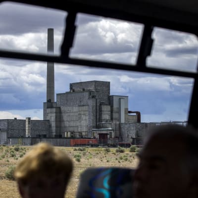 Turistit katselevat turistibussista maailman ensimmäistä täysikokoista ydinreaktoria Hanfordin testialueella toukokuussa 2015.
