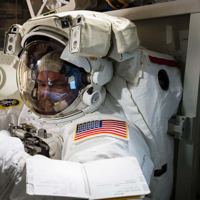 Astronautti Scott Kelly avaruuspuvussaan ISS-asemalla.