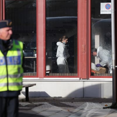 Poliisi jatkaa teknistä tutkintaa Kronan-koulussa. Kouluhyökkääjä liikkui koulussa laajasti, ja siksi tutkinta vie aikaa.