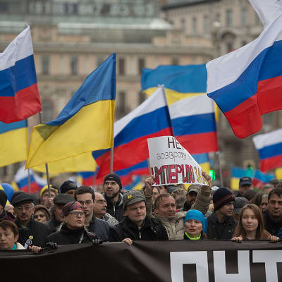 Jopa 50 000 ihmistä osoittamassa mieltään Venäjän Krimin-toimia vastaan Moskovassa.