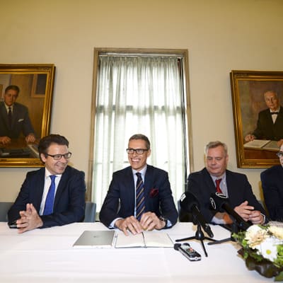 Päivi Räsänen, Ville Niinistö, Alexander Stubb, Antti Rinne ja Carl Haglund hallitusneuvottelujen infossa eduskunnassa, 16. kesäkuuta 2014. 