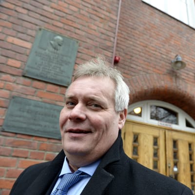SDP:n puheenjohtaja, valtiovarainministeri Antti Rinne saapumassa SDP:n puoluevaltuuston kokoukseen Kotkan Konserttitaloon lauantaina.