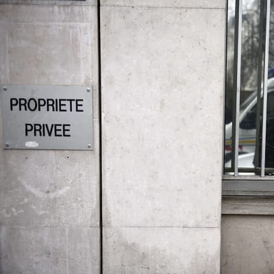 Luodinreikä Charlie Hebdon toimituksen ikkunassa Pariisissa 7. tammikuuta.