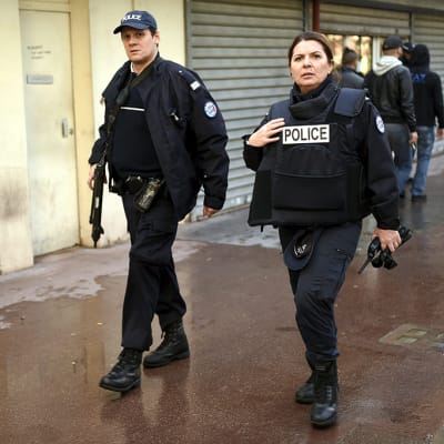Aseistetut poliisit vartioivat juutalaisen ruokakaupan lähettyvillä Saint Mandessa, lähellä Porte de Vincennesin aluetta itäisessä Pariisissa perjantaina 9. tammikuuta.