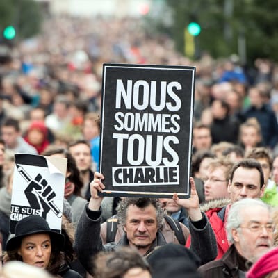 Ihmiset marssivat terrori-iskuissa kuolleiden muistolle Lillessä, Ranskassa lauantaina.