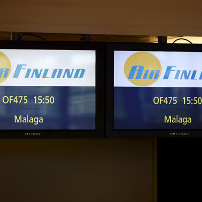 Lentoyhtiö Air Finlandin lähtöselvityksen infotaulu Helsinki-Vantaan lentoasemalla tiistaina 26. kesäkuuta 2012. 