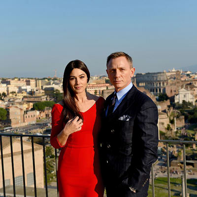 Italialainen näyttelijätär Monica Bellucci ja James Bondia esittävä Daniel Craig poseerasivat valokuvaajille Italiassa helmikuussa 2015 uusimman Bond-elokuvan kuvauksien yhteydessä.
