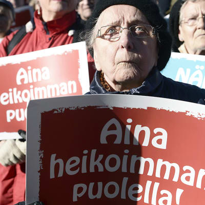 EKL ja Eläkeläiset ry järjestivät hallituksen leikkauksia vastaan mielenosoituksen Helsingin Kansalaistorilla torstaina 8. lokakuuta.